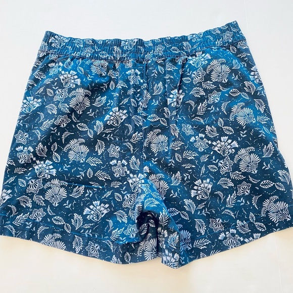 Jachs Girlfriends Blue Floral Patterned Shorts - Picture 2 of 6